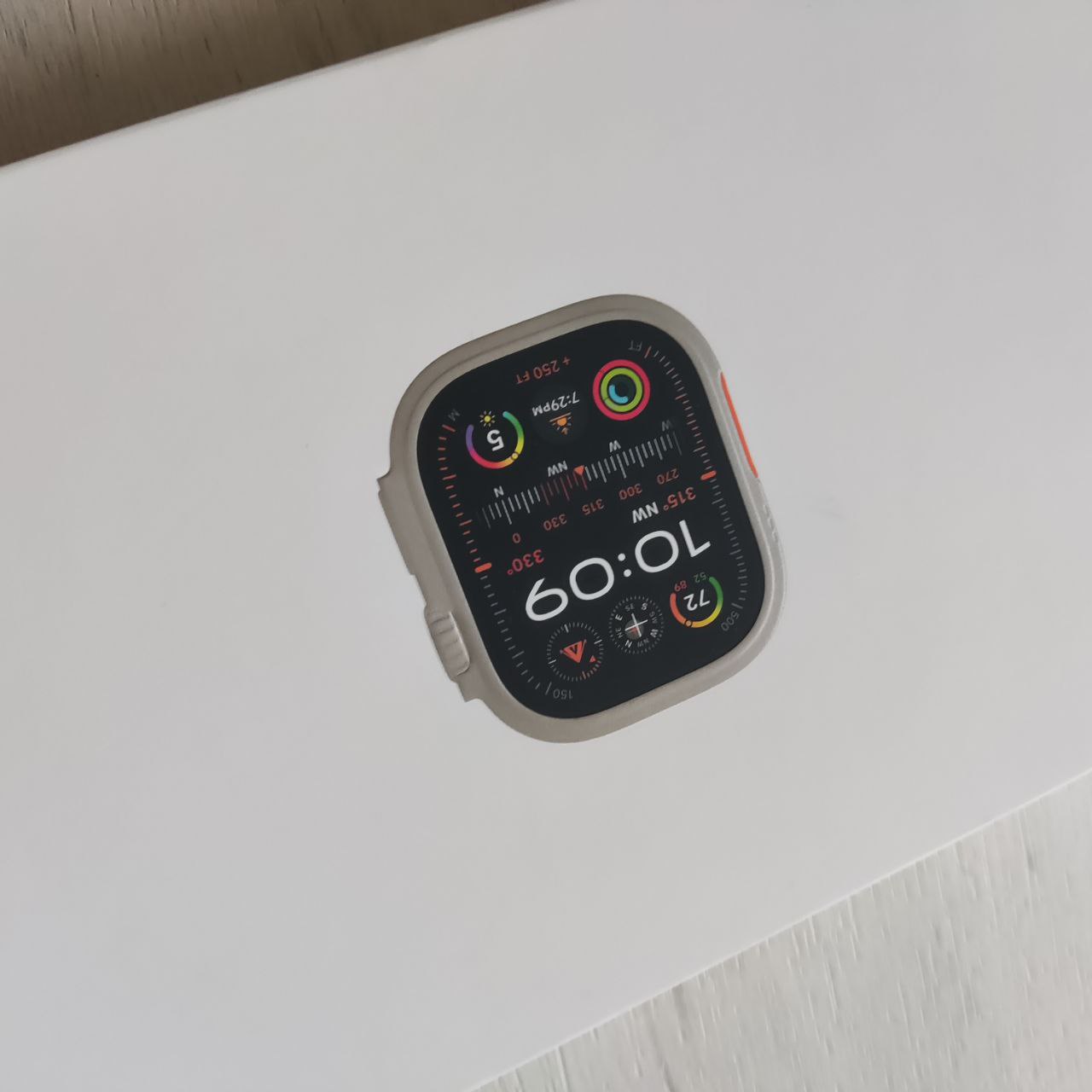 Фото — Умные часы Apple Watch Ultra 2 GPS + Cellular, 49 мм, корпус из титана, ремешок Alpine цвета индиго (уценка)