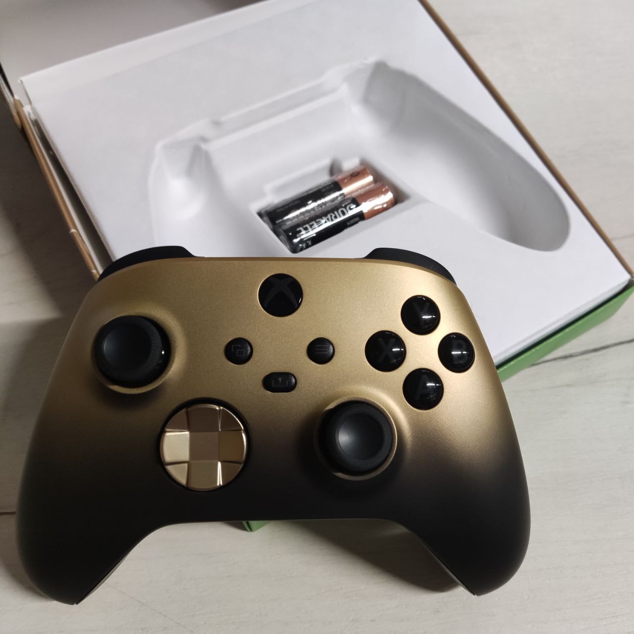 Фото — Геймпад Microsoft Xbox Wireless Controller, Gold Shadow Special Edition, золотой (уценка)