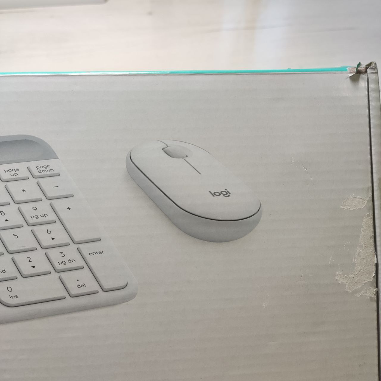 Фото — Клавиатура и мышь Logitech MK470 GRAPHITE, USB, беспроводной, белый/серый (уценка)