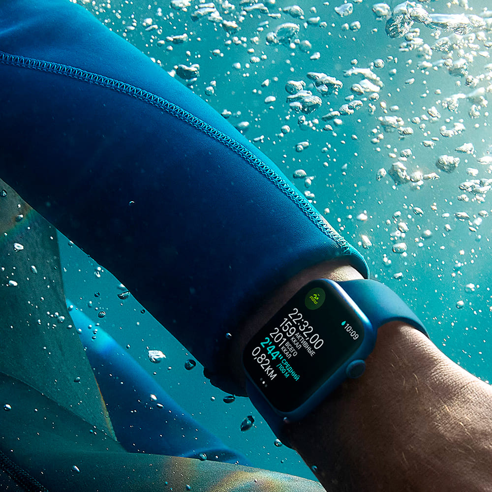 Фото — Apple Watch Series 7, 45 мм, корпус из алюминия синего цвета, спортивный ремешок «синий омут»