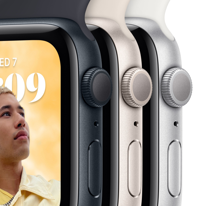 Фото — Apple Watch SE (2-е поколение), 40 мм, алюминий цвета «тёмная ночь», спортивный ремешок черный, M/L