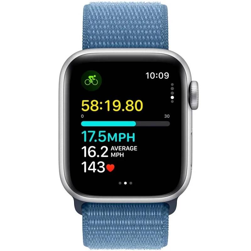 Фото — Apple Watch SE (2-е поколение 2023), 40 мм, алюминий серебристого цвета, тканевый ремешок синий