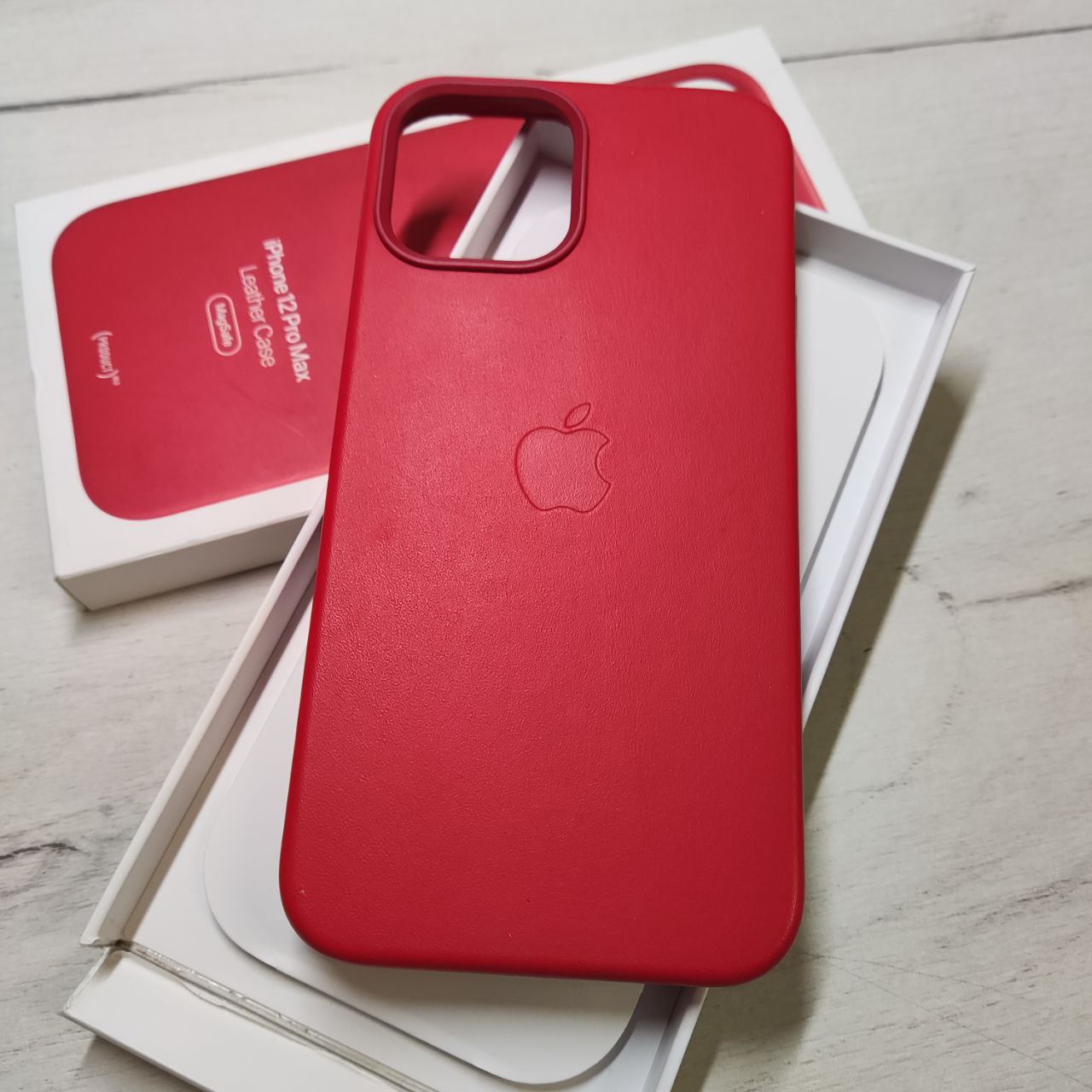 Фото — Чехол для смартфона Apple MagSafe для iPhone 12 Pro Max, кожа, красный (PRODUCT)RED (уценка)