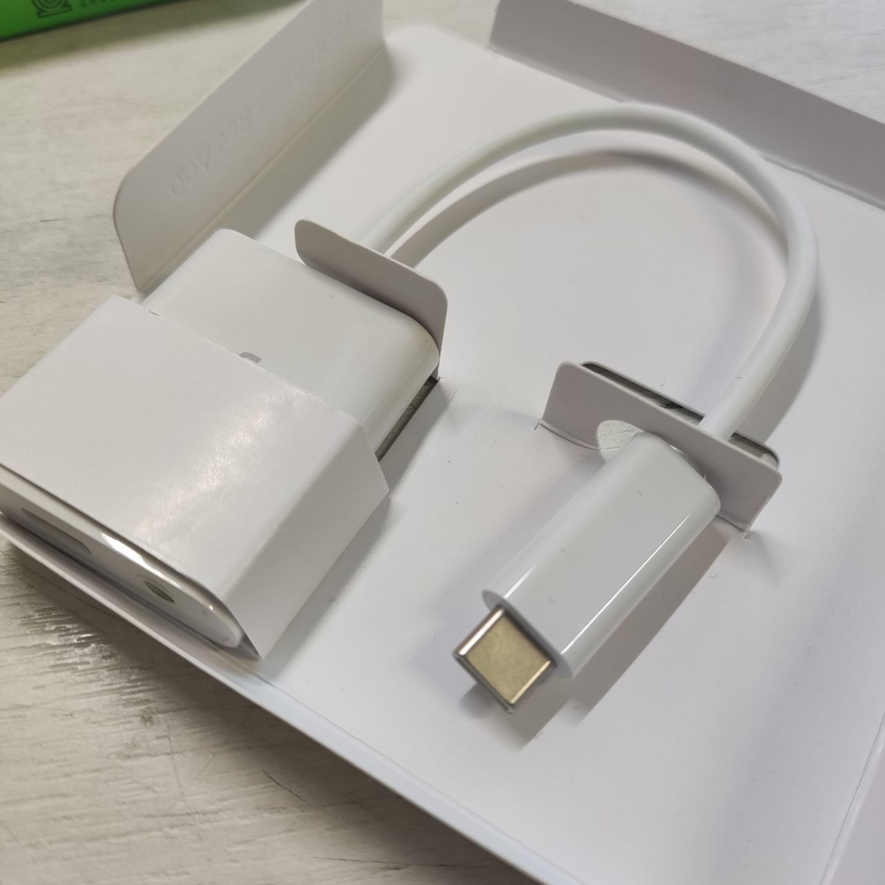 Фото — Адаптер Belkin RockStar 3.5mm Audio + USB-C Charge Adapter, белый (уценка)