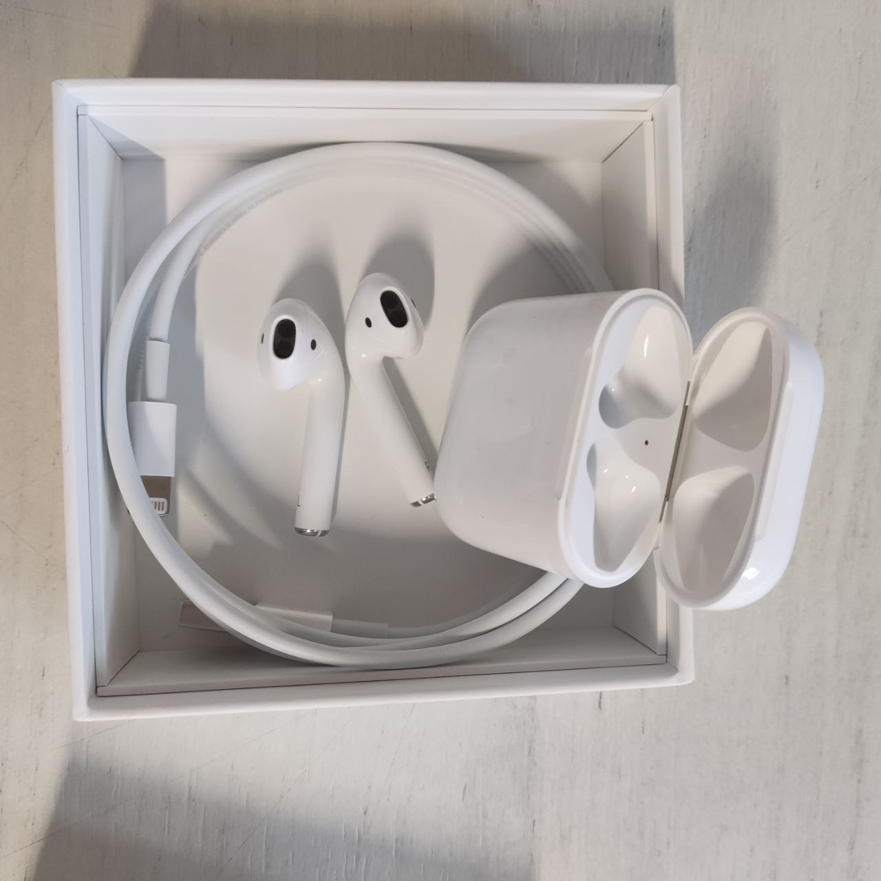 Фото — Наушники Apple AirPods в зарядном футляре (уценка)