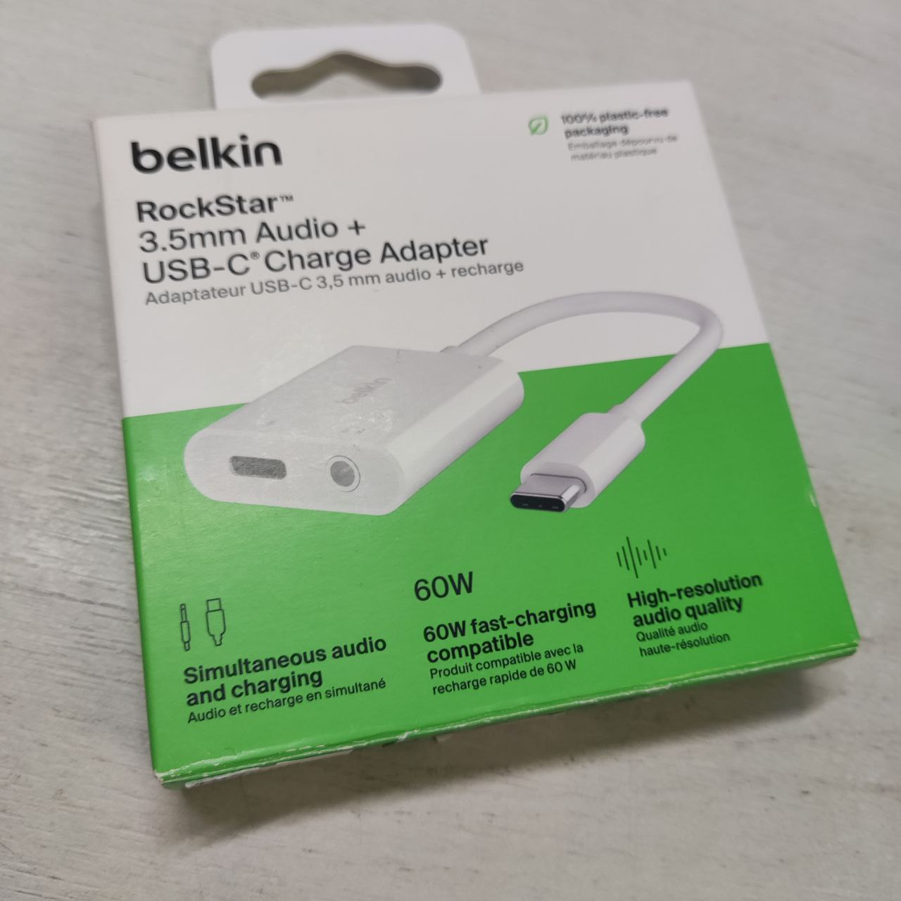 Фото — Адаптер Belkin RockStar 3.5mm Audio + USB-C Charge Adapter, белый (уценка)