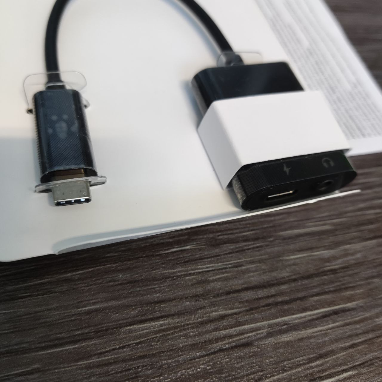 Фото — Адаптер Belkin RockStar 3.5mm Audio + USB-C Charge Adapter, черный (уценка)