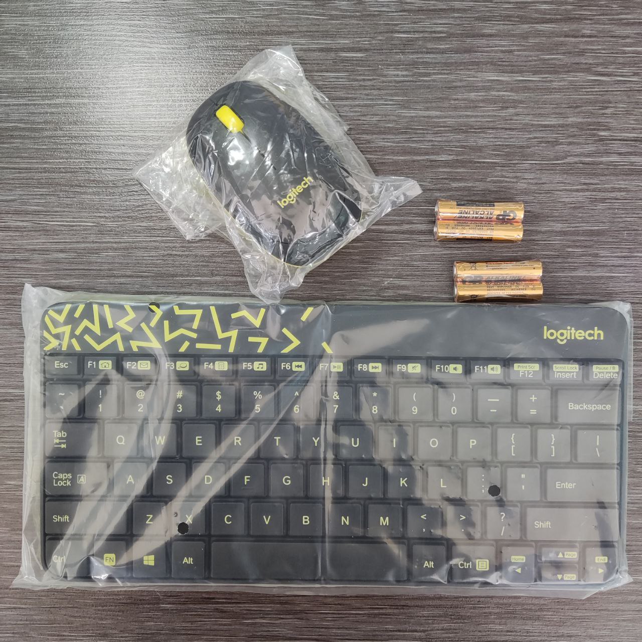 Фото — Клавиатура и мышь Logitech MK240, USB, беспроводной, черный и жёлтый (уценка)