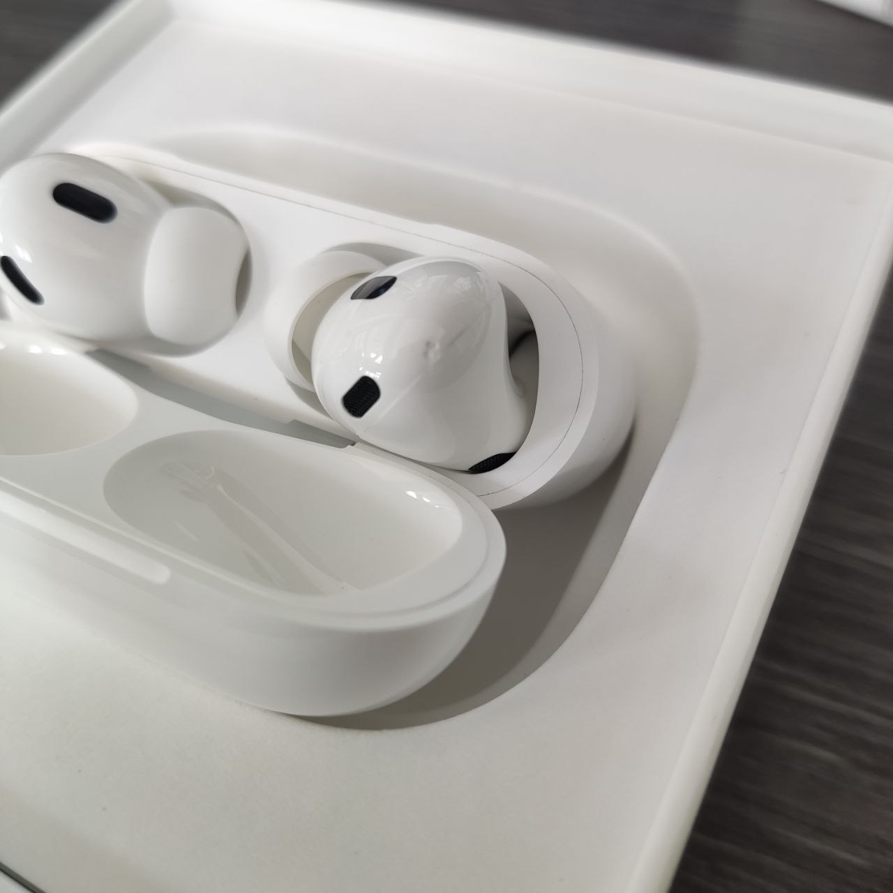 Фото — Наушники Apple AirPods Pro (2-го поколения, 2023), белый (уценка)