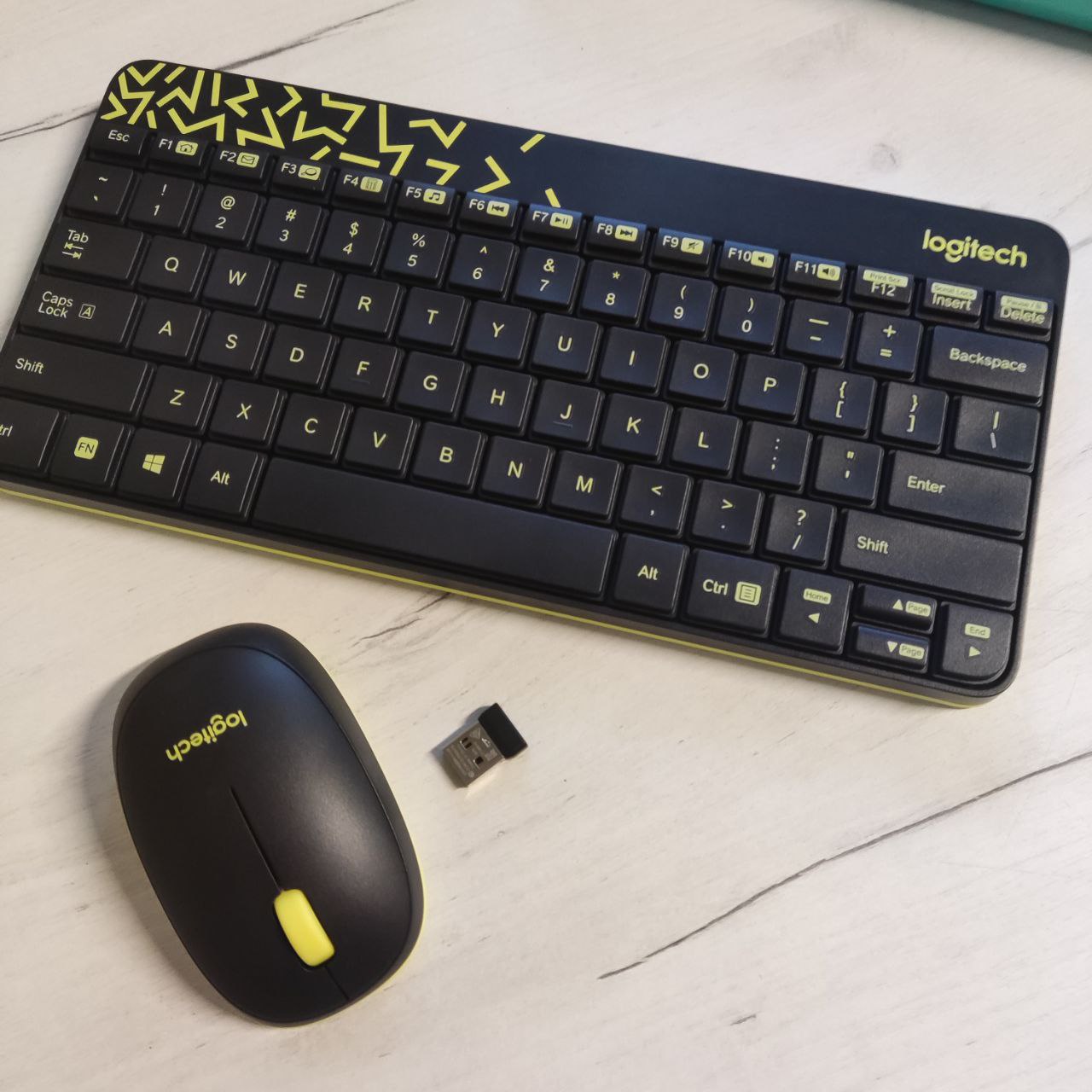 Фото — Клавиатура и мышь Logitech MK240, USB, беспроводной, черный и жёлтый (уценка)