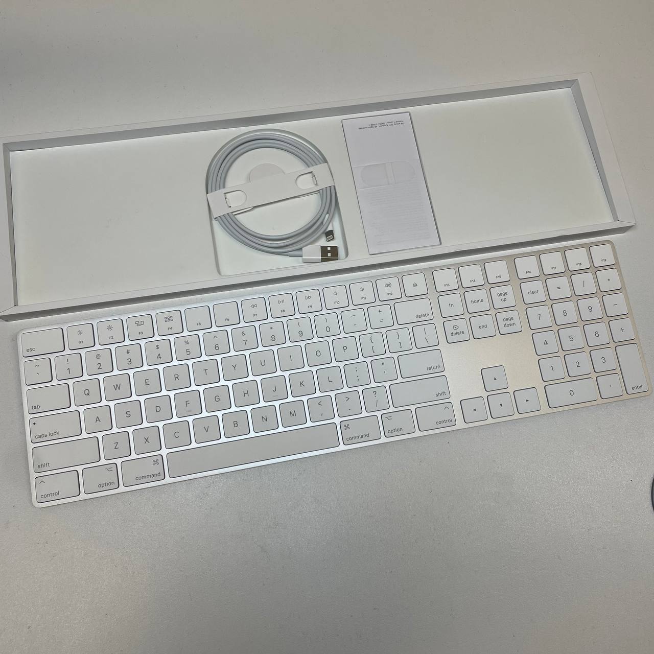 Фото — Клавиатура Apple Magic Keyboard с цифровой панелью, ENG, серебристый (уценка)