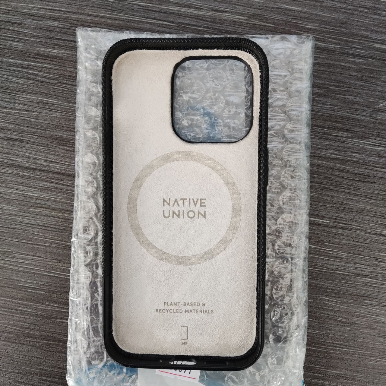 Фото — Чехол для смартфона Native Union (RE)CLASSIC CASE для iPhone 14 Pro, черный (уценка)