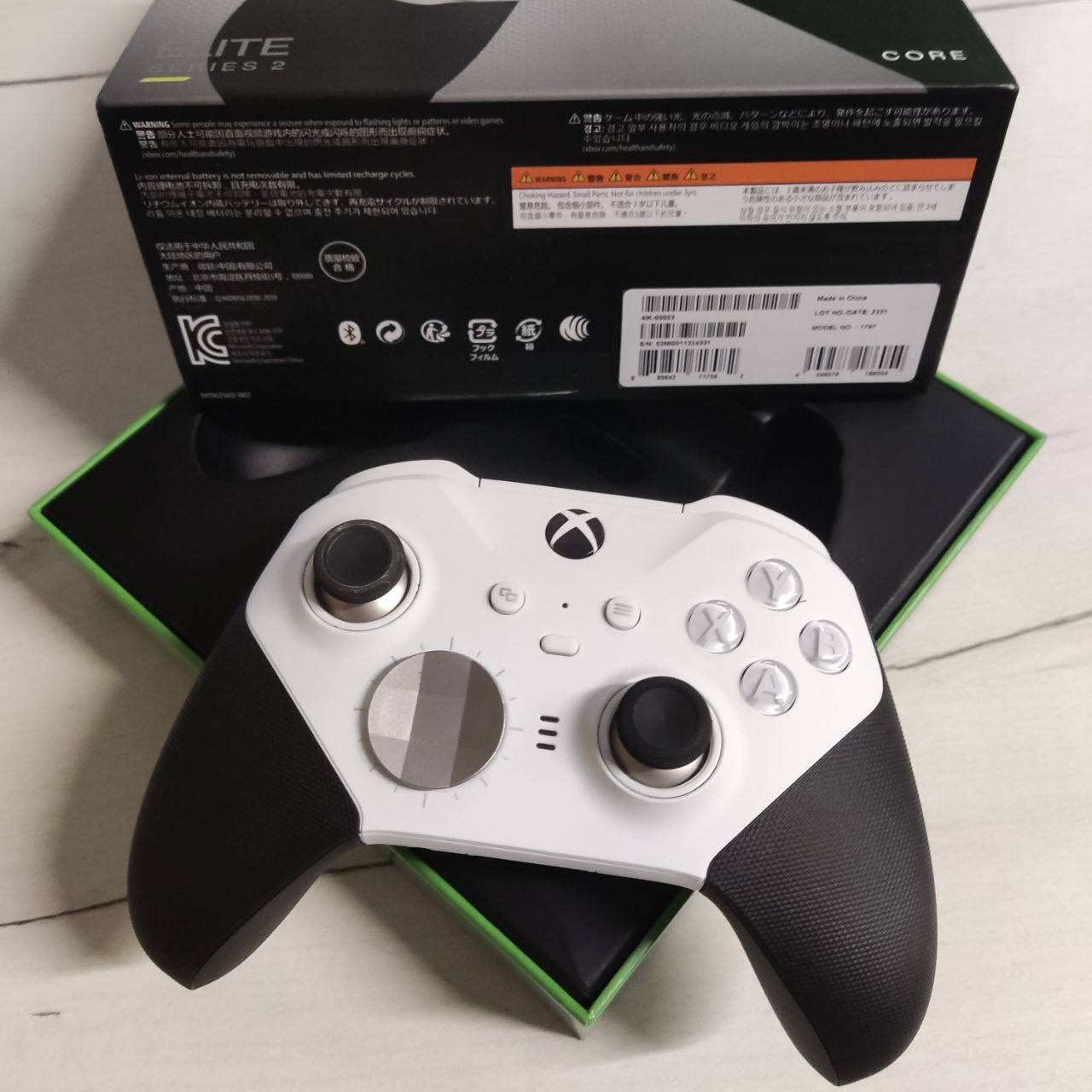 Фото — Геймпад Microsoft Xbox Elite Wireless Controller Series 2 Core, белый (уценка)