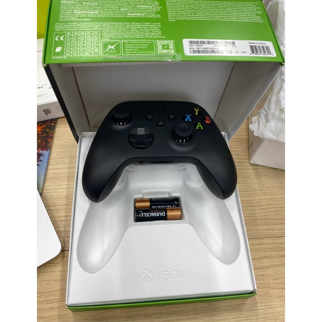 Фото — Геймпад Microsoft Xbox Wireless Controller, черный