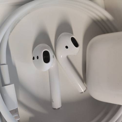 Наушники Apple AirPods в зарядном футляре (уценка)