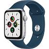 Фото — Apple Watch SE, 44 мм, корпус из алюминия серебристого цвета, спортивный ремешок цвета «синий омут»